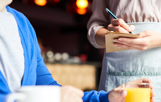 client mystère restaurant man ordering food to a waiter