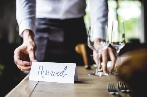 reserved-sign-on-a-restaurant-table