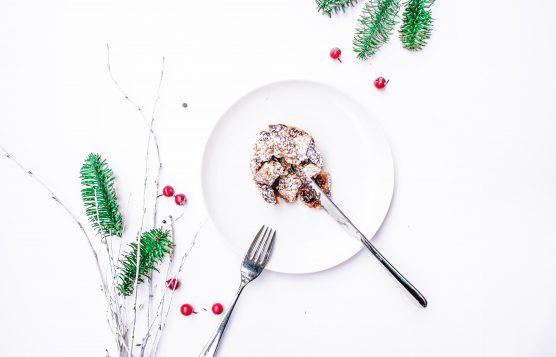 assiette-blanche-gâteau-noel-branches-sapin