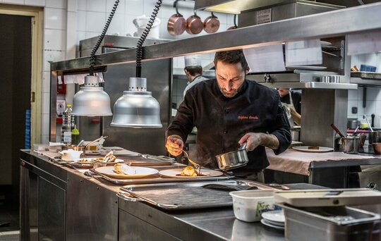 Chef cocinando en su restaurante.
