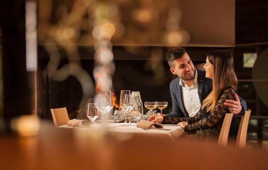 jeune-couple-au-restaurant