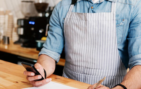 ElTenedor - gestión de restaurantes - dueño de restaurante sacando cuentas