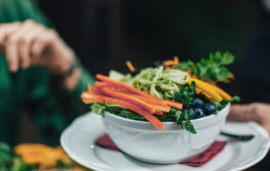 ElTenedor ensalada con productos de cercanía tendencia locavore restaurante