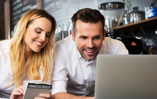 software restaurante: Imagen de dos gerentes de restaurante creando una base de datos con ElTenedor Manager