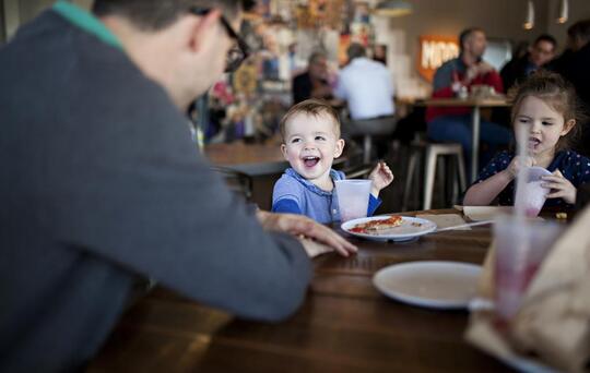 Kidfriendly-restaurant-photo