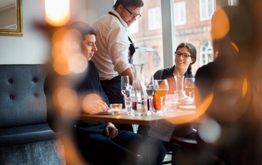 Turnover - un serveur qui sert une table de deux personnes
