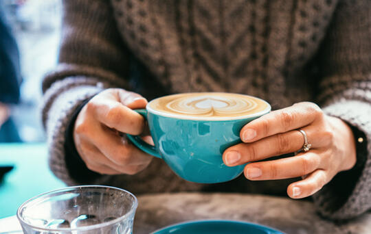 femme avec une tasse de café