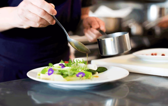 chef-cucina-verdure-salsa