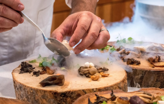 gerecht-op-houten-plank
